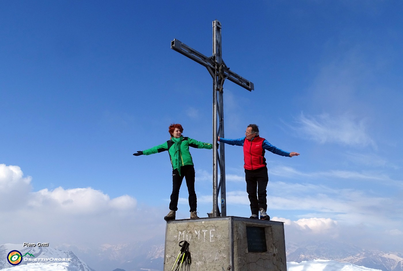 02 Sulla croce di vetta del Monte Venturosa (2000 m).JPG -                                